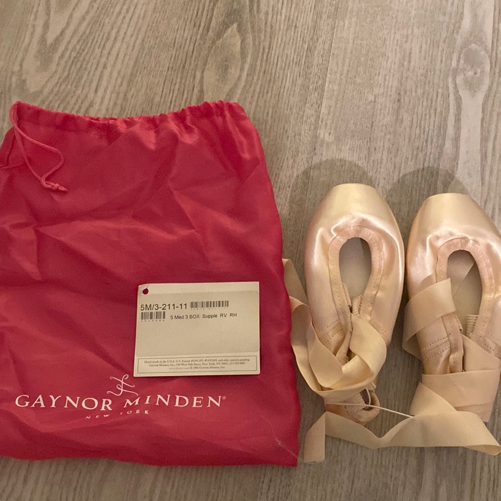 Almost New Gaynor Minden pointe shoes with elastic & ribbon!